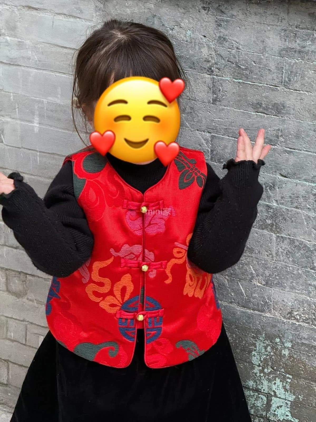 紅色馬甲連黑色上衣 - 圖片 1